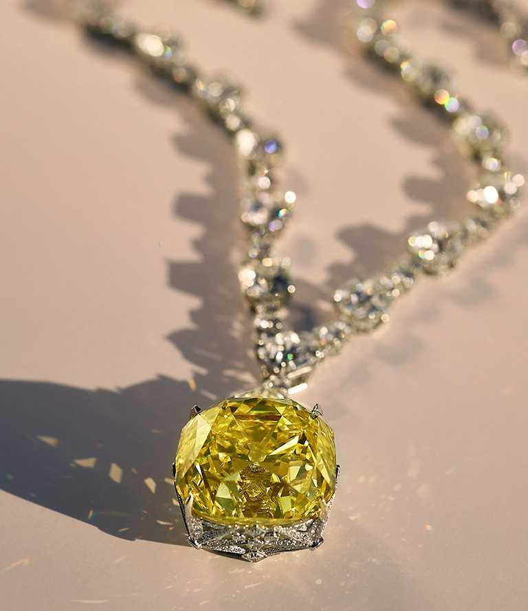 Tiffany & Co.「Tiffany Diamond」傳奇黃鑽項鍊，鑽石總重逾128.54克拉。（圖╱Tiffany & Co.提供）