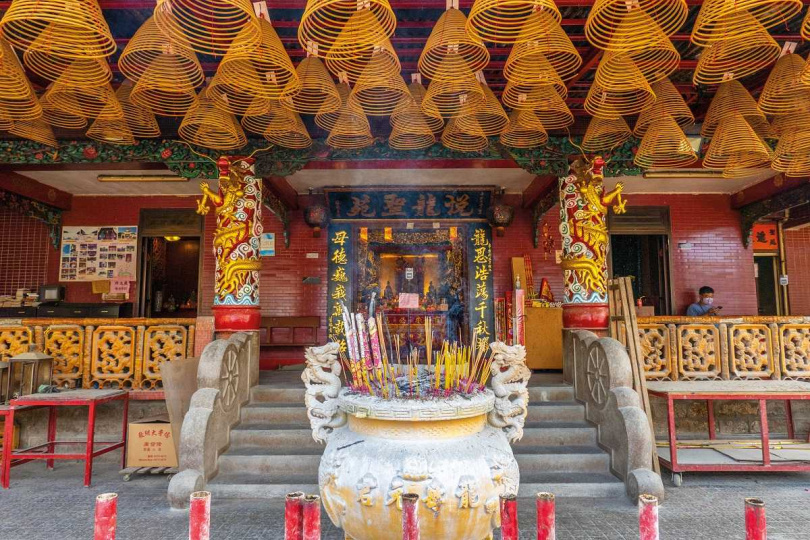 龍母廟與天后宮各自承載文化習俗的歷史記憶。