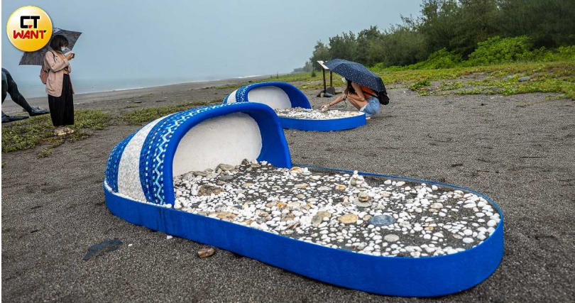 巨型藍白拖《潮˙南》可以任民眾在上面堆疊石頭，加入二次創作。（圖／焦正德攝）