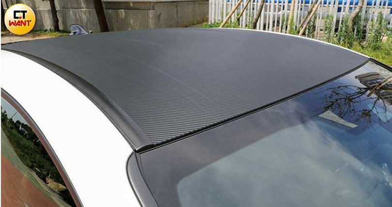 TOYOTA 首度在市售車上使用碳纖維材質車頂。（圖／趙文彬攝）