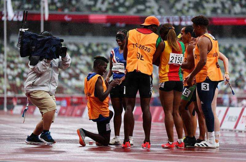 來自非洲西岸維德角的女性視障跑者塞梅多（右）預賽出局，身旁領跑員當眾向她求婚。