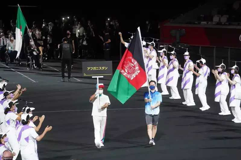 因為無法在開幕前抵達，帕運開幕時，是由官方派義工執掌阿富汗的國旗替代進場。（圖／翻攝自推特）