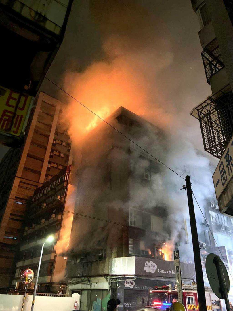 唐宮餐廳發生火警，火煙沿著排風管往上竄燒。（圖／民眾提供）