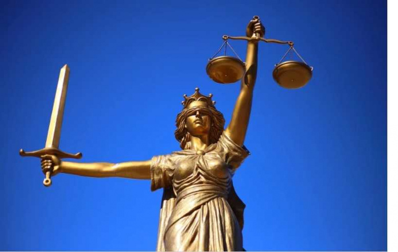 正義女神總是綁著一條蒙眼布，據說這象徵法官必須無視當事人地位高低，只能根據手裡的天秤，以寶劍公正執法。（示意圖／翻攝自Pixabay）。