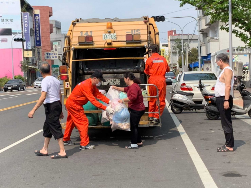 因為大林鎮公所清潔隊員額不足，鎮長簡志偉（左二）只要行程能排出空檔，就親自上陣收垃圾。（圖／報系資料照）
