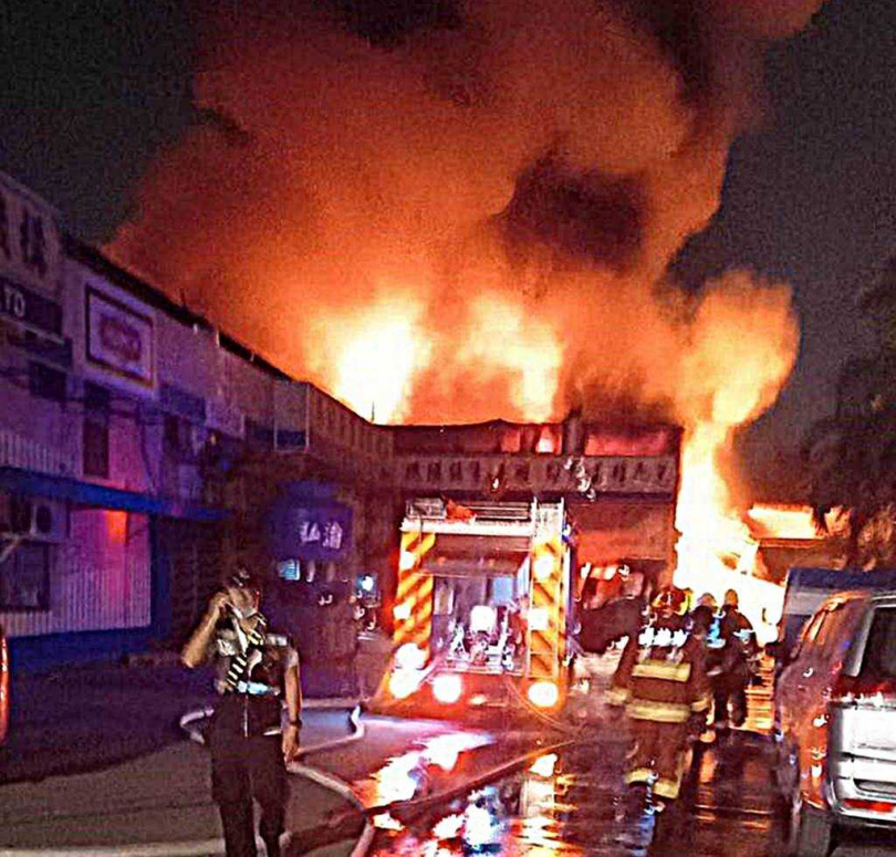 高雄市鳥松區中正路東豐巷一處廠房25日晚間近10時發生火警，消防局人員到場搶救。（圖／翻攝照片）