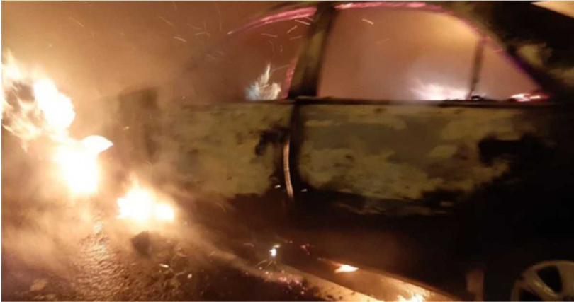 國一南下一輛轎車起火燃燒。（圖／翻攝畫面）