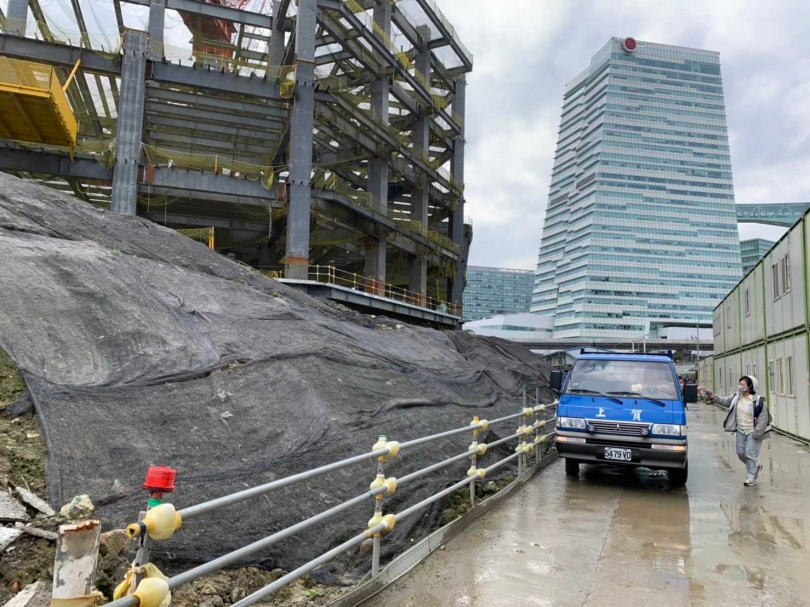 2021年台北市南港工地工區挖出含有毒物質「氨」的土方，市府要求停挖並暫置土方，等待釐清汙染源。（圖／報系資料庫）