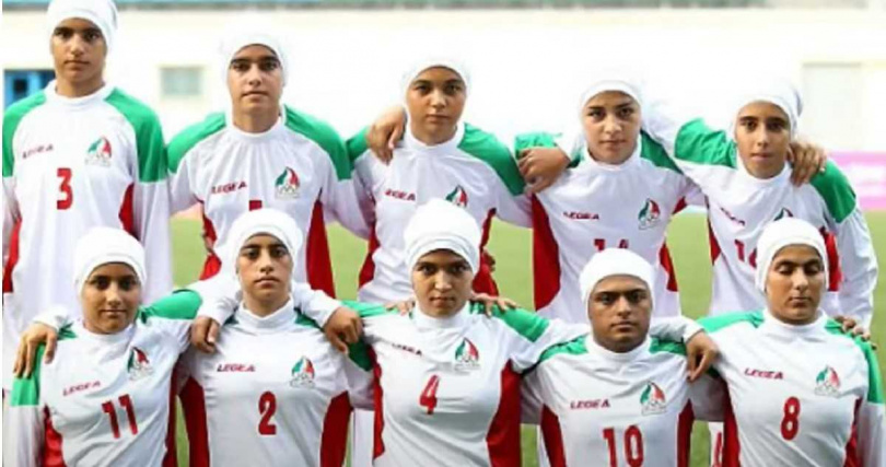 這已不是伊朗女子隊首次捲入性別問題。早在2015年時，她們被指選了8名男子成員入隊，其隊照更引來網民熱烈討論。（圖／翻攝自i24News）