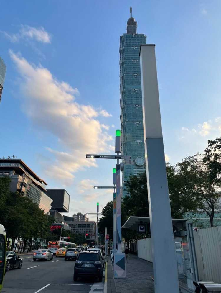 台北市府大樓東側廣場松智路段的5G智慧杆。（圖／台北市資訊局）
