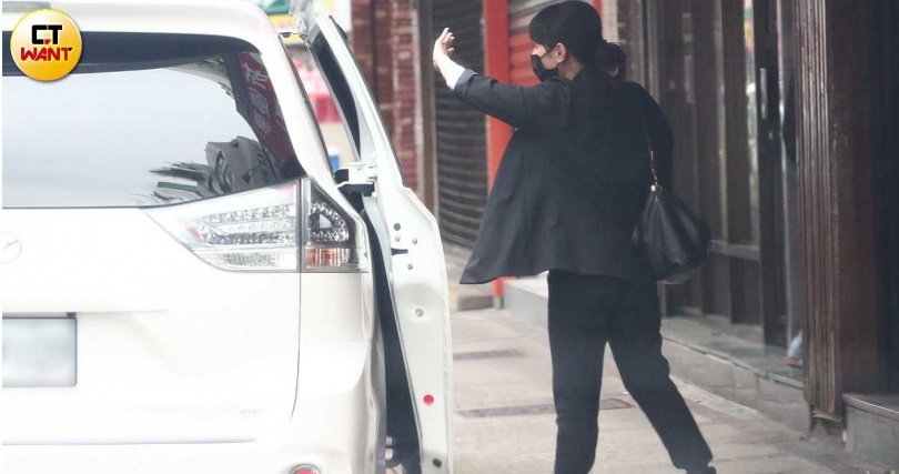 徐若瑄上車準備離開，王思涵在車外跟她揮手道別。（圖／本刊攝影組）