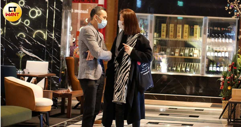 電梯搭到酒店一樓，謝盈萱與熟男隨意閒逛了一會兒。（圖／本刊攝影組）