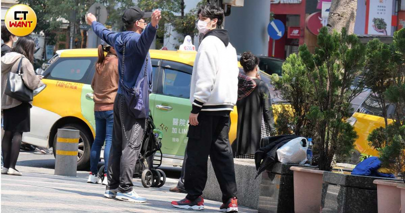 范逸臣曾在路邊跟曹佑寧在等過馬路的空檔忽然做起運動，接著兩人不是去運動而是去了KTV。（圖／本刊攝影組）
