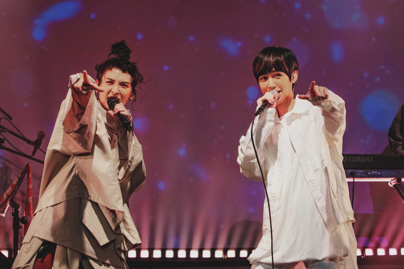 去年十一月魏如昀（左）擔任魏嘉瑩演唱會嘉賓，兩人合唱合作的新曲〈勇氣〉。（圖／小魏工作室提供）