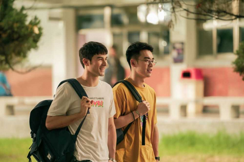 鳳小岳（左）與張書豪在《跟你老婆去旅行》中飾演從學生時代就相識的好兄弟。（圖／傳影互動提供）