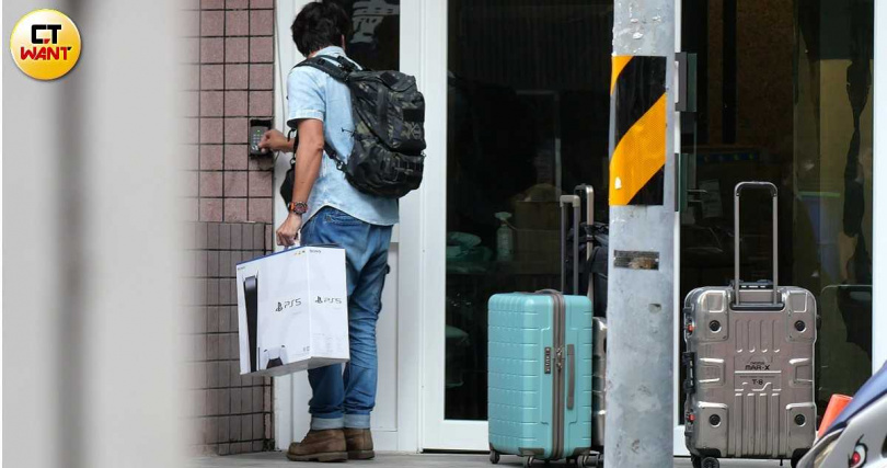 廖科溢帶著大批行李進到松山區一處大樓，疑似是他分居後的落腳處。（圖／本刊攝影組）