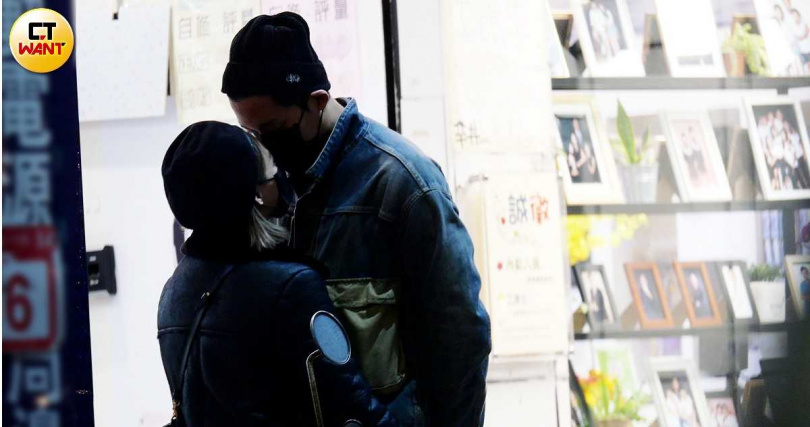 去年年初李唯楓與熊熊被本刊捕捉到約會還當街隔罩接吻，相當浪漫。（圖／本刊攝影組）