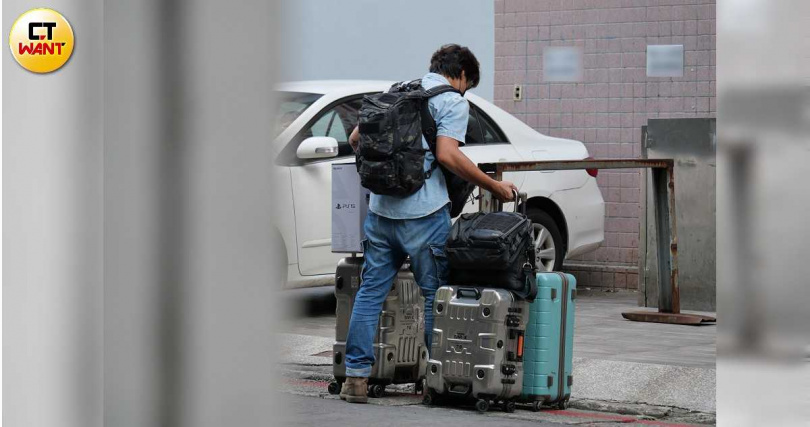 廖科溢一共帶了三個旅行箱、兩個側背式的電腦包、一個旅行背包，隨身的斜背包，以及宅男們的精神糧食「PS5」離家。（圖／本刊攝影組）