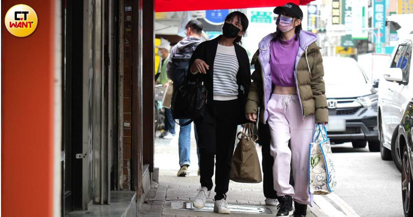 徐若瑄和昔日少女隊的姊妹王思涵提著大包小包走入一間地下室練舞室。（圖／本刊攝影組）