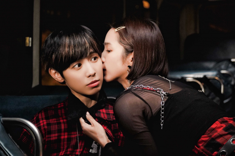 温貞菱在《石之心》MV中無預警給了魏嘉瑩一個吻，令人充滿遐想。（圖／小魏工作室提供）