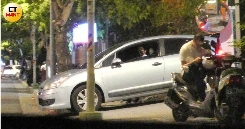 張瑞夫開車駛離台北市信義區。（圖／本刊攝影組）